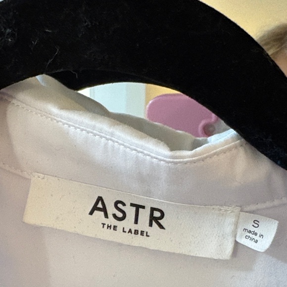 ASTR Crisp White Fitted Blouse - Picture 2 of 6